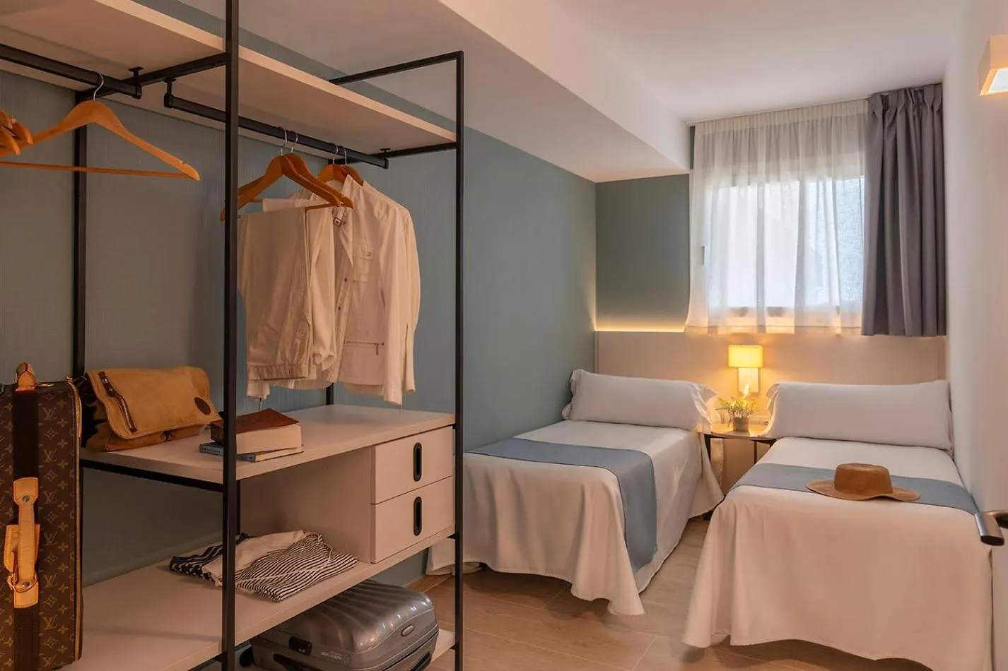 Aparthotel Costa Encantada Lloret de Mar 4*,